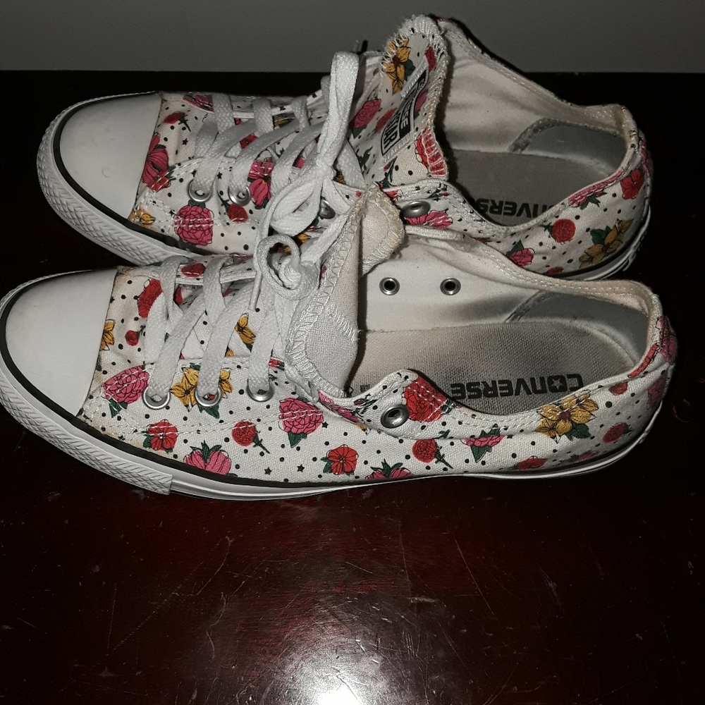 Womens converse sneakers !